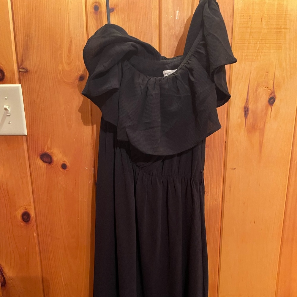 One shoulder black maxi